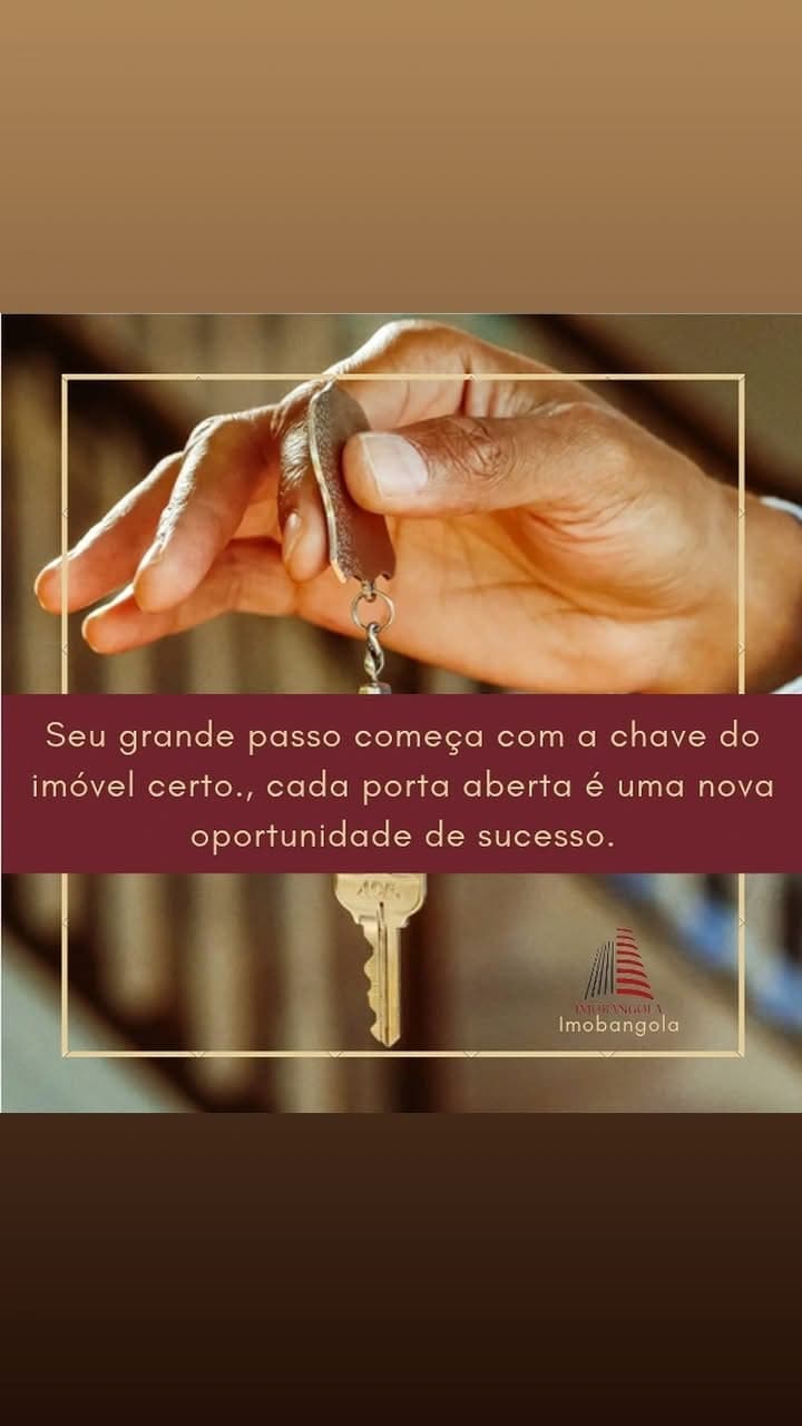 Mão segurando chave de casa com texto motivacional sobre sucesso e logotipo da Imobangola.